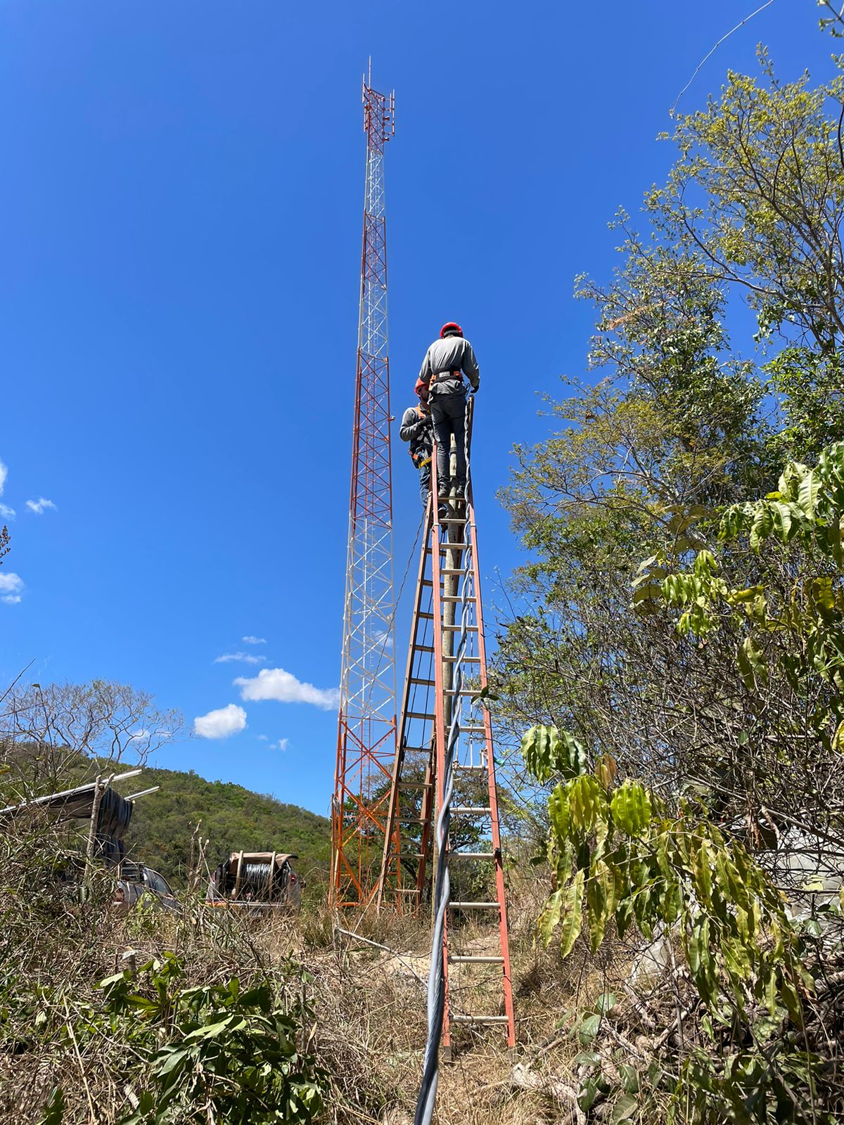 Poste e Extensão de Rede Elétrica em MG